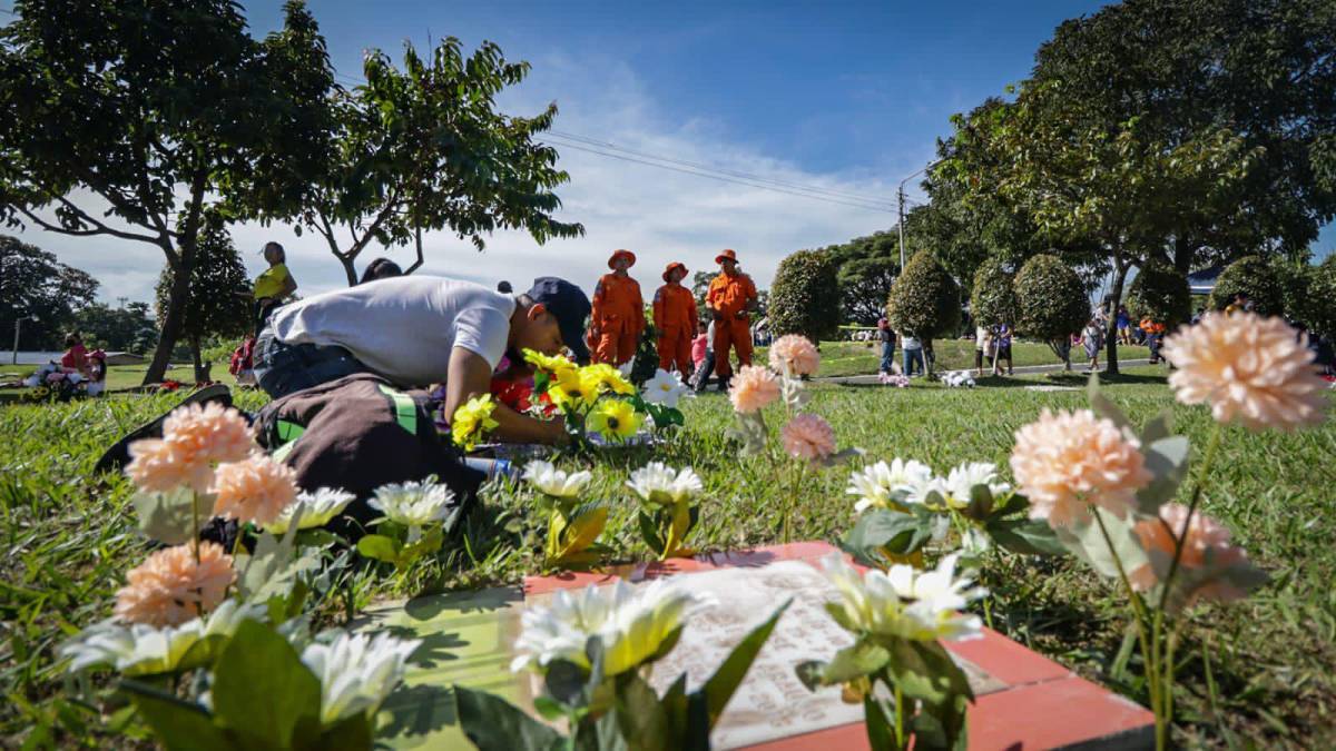 En el resto del país, miles de personas abarrotaron este miércoles los diferentes cementerios para llevar flores y otros artículos a sus familiares ya fallecidos, a propósito del Día de Muertos o de los Santos Difuntos que este año ha transcurrido sin ninguna restricción por la pandemia de la covid-19.