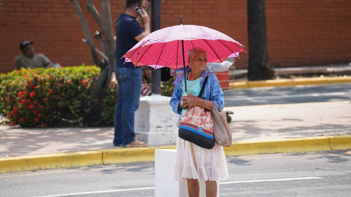 Modelo enamora en el Honduras-Costa Rica y derroche de bellezas en SPS