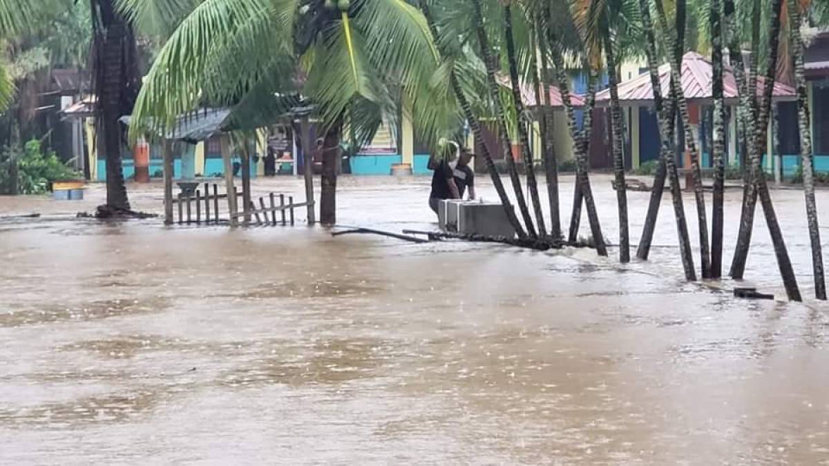 El río Tocoa y las quebradas la Conce y La Ceibita se han desbordado, inundando colonias que se ubican en las partes bajas. Hasta ahora no se reportan mayores emergencias ni personas evacuadas.