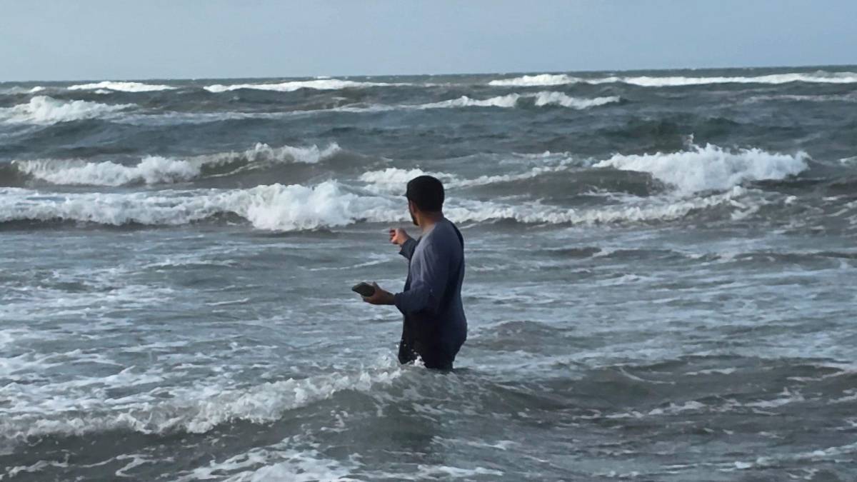 Pesca entre olas en la Miami de Tela: el asombroso ritual entre el mar y la laguna