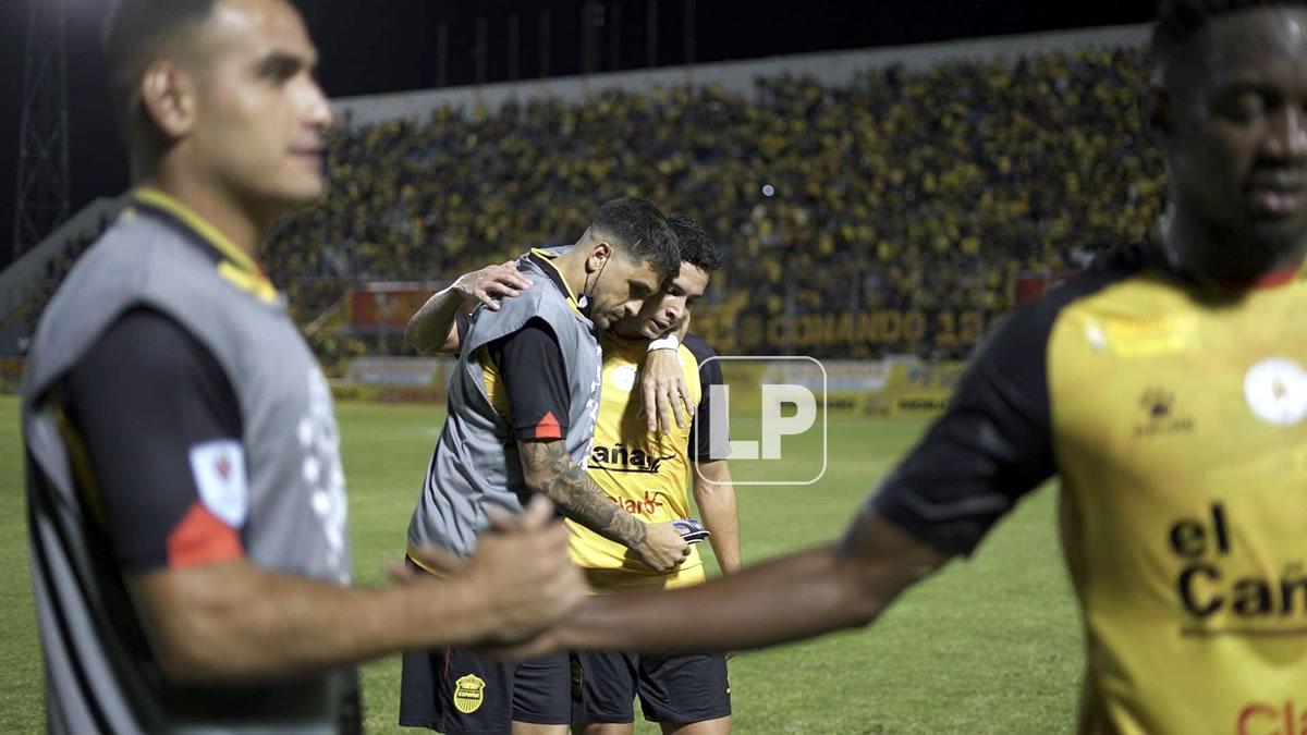 Ramiro Rocca abrazando a Jhow Benavídez al medio tiempo del partido.