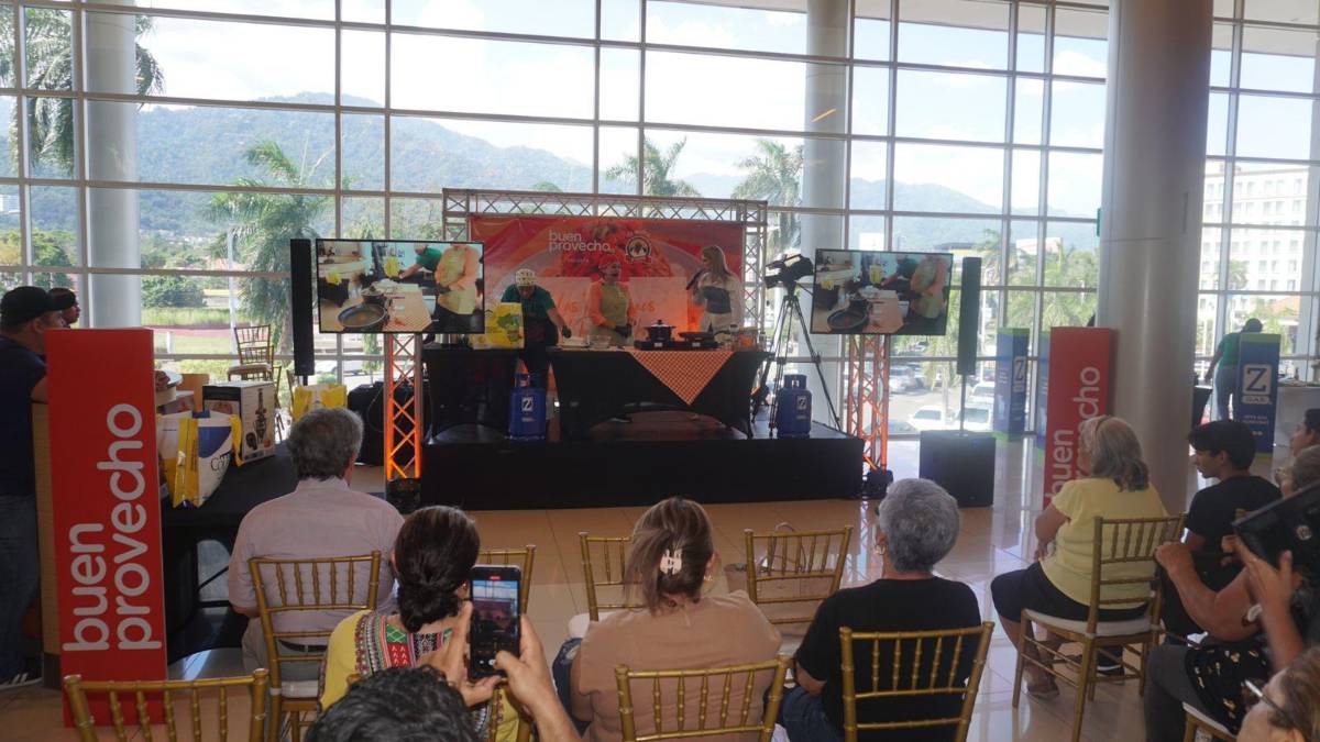 El ganador de la dinámica ¿Quién come pollo chuco más rápido? Recibió dos mil lempiras y premios de las marcas patrocinadoras.