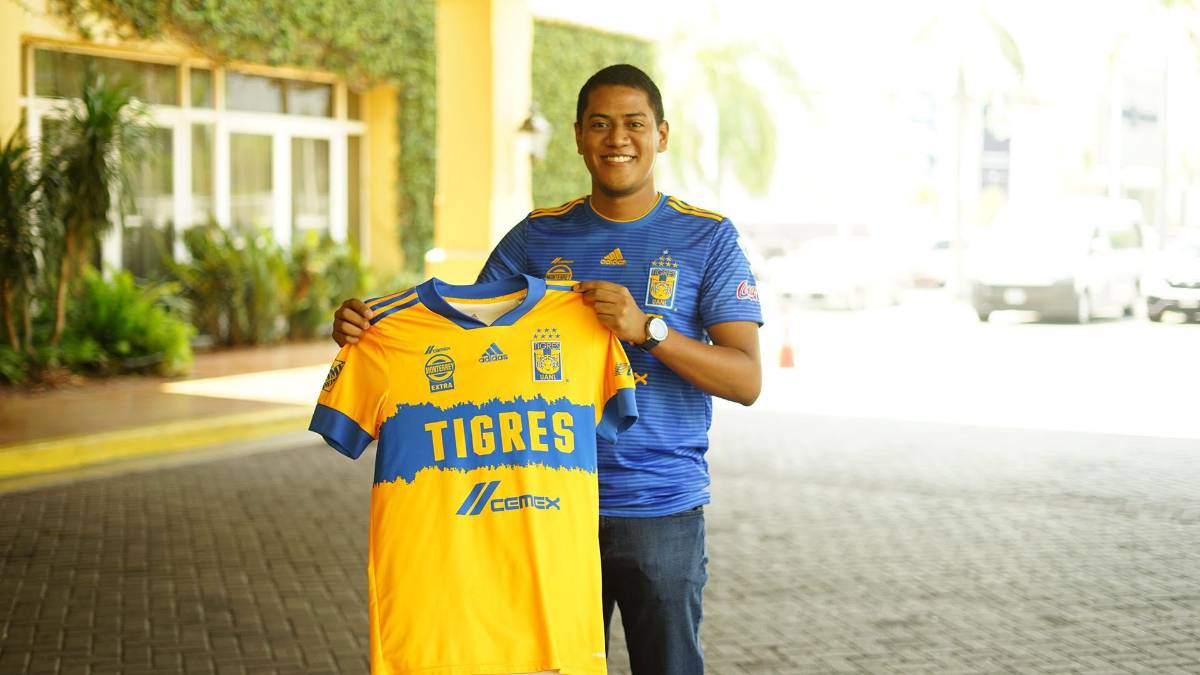 Hincha catracho llegó al hotel de Tigres y logró firma de un histórico