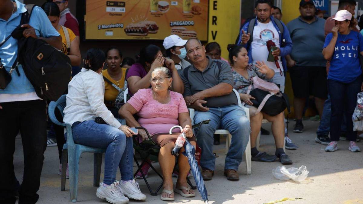 Largas filas e incertidumbre: el ambiente en las afueras de las sedes de Koriun Inversiones