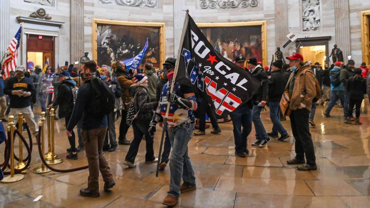 Decenas de personas han sido detenidas y al menos cuatro sentenciadas a varios años de prisión por el asalto al capitolio.