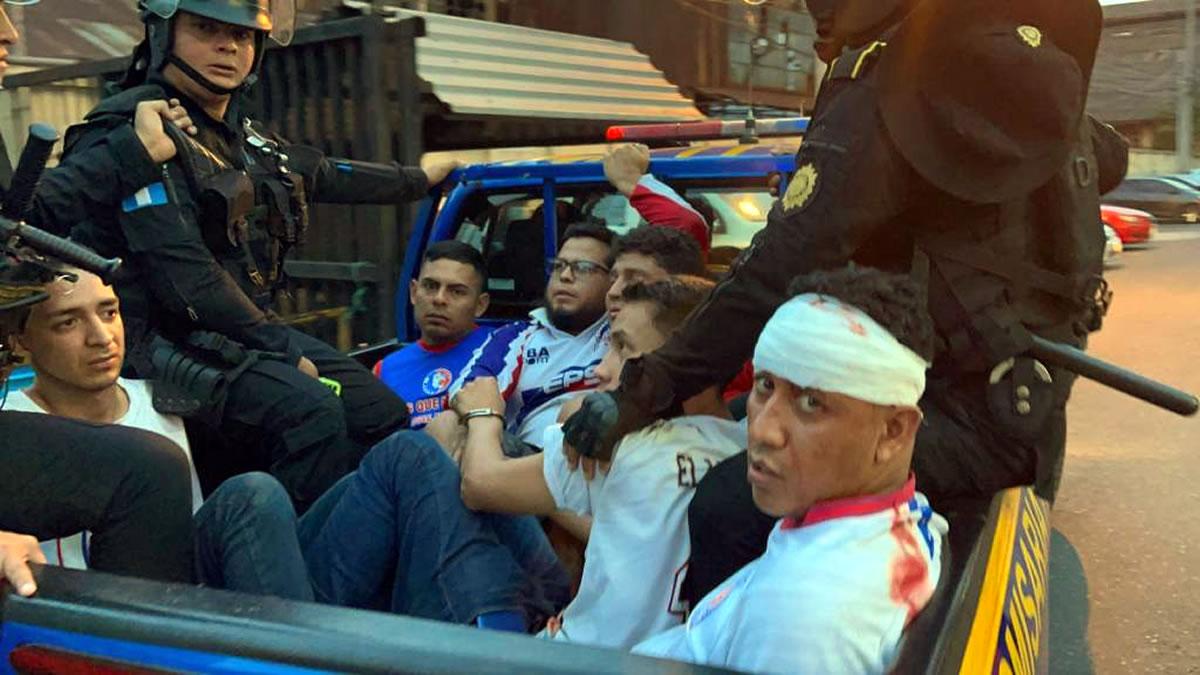Varios aficionados del Olimpia resultaron heridos tras enfrentarse también con la Policía Nacional Civil de Guatemala.