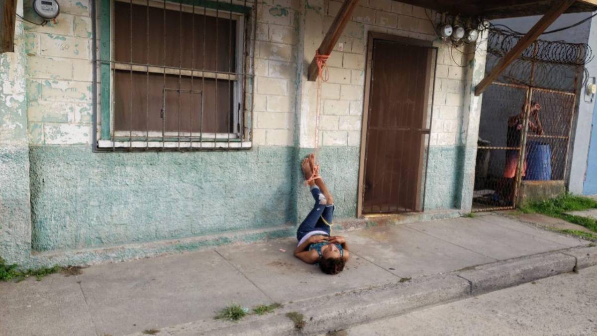 Amarran y golpean a supuesta ladrona en La Ceiba