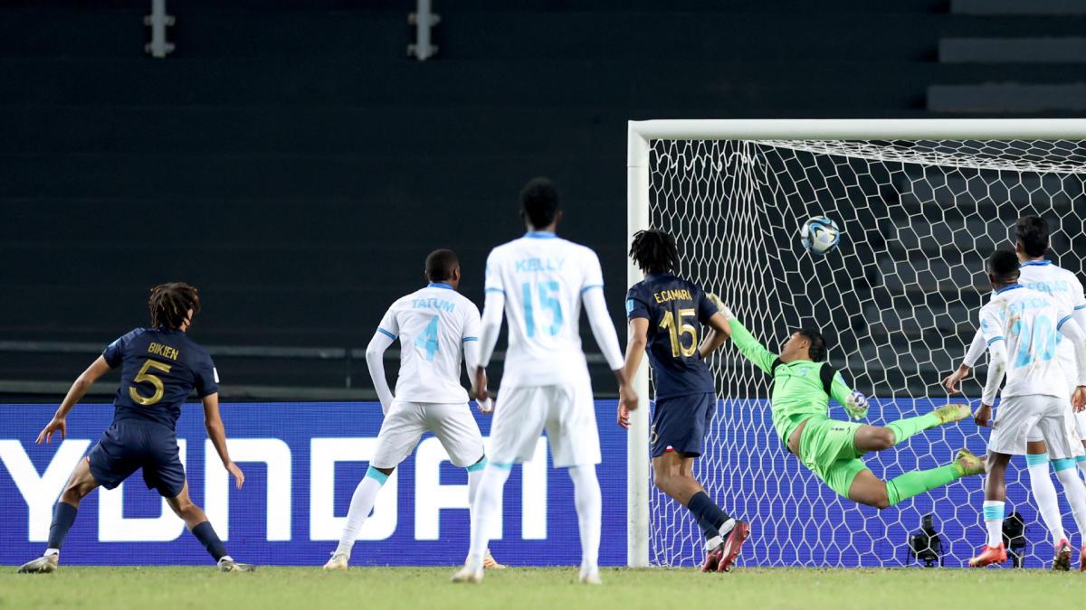 El gol de Felix Nzouango para el tercero de Francia. No pudo hacer nada el portero hondureño Juergen García.
