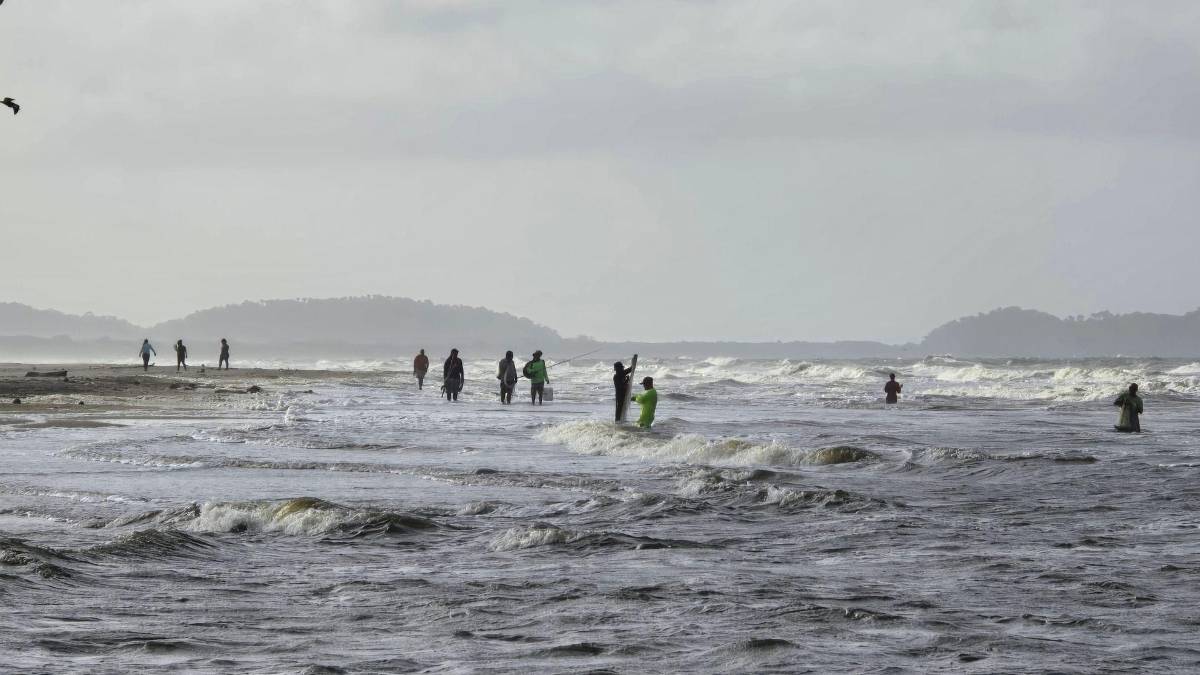 Pesca entre olas en la Miami de Tela: el asombroso ritual entre el mar y la laguna