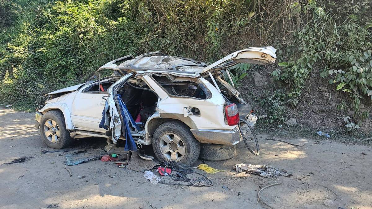 En Naco, Cortés, tres personas que regresaban de una prédica, murieron luego de que el vehículo en el que se transportaban se precipitara a una hondonada en una zona montañosa conocida como Santa Lucía. 