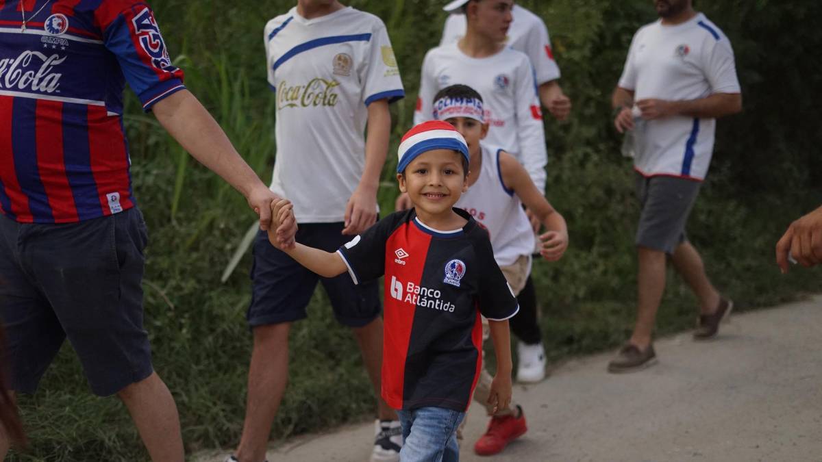 ¡Qué alegría! Los pequeños también disfrutaban en las afueras del Olímpico de San Pedro Sula.