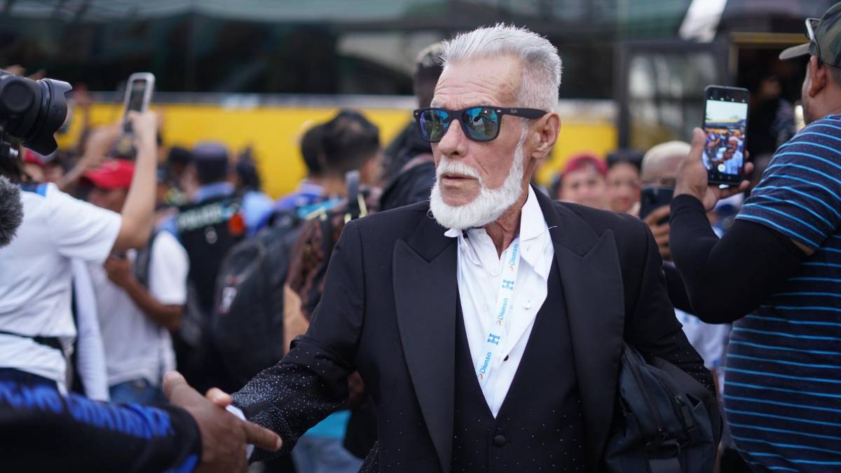 Con saco escarchado llega El Loco de la Selva al estadio Morazán