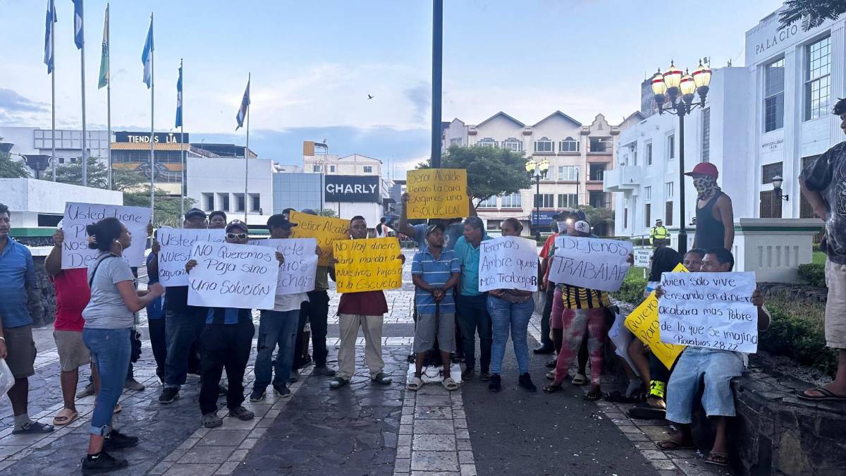 Carreteros se encadenan frente a la municipalidad y piden al alcalde que los deje trabajar