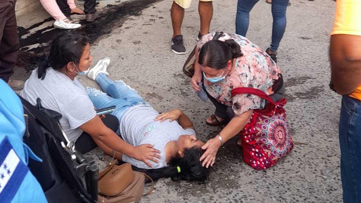 Los heridos fueron atendidos por paramédicos de la Cruz Roja que casi de inmediato llegaron al lugar.