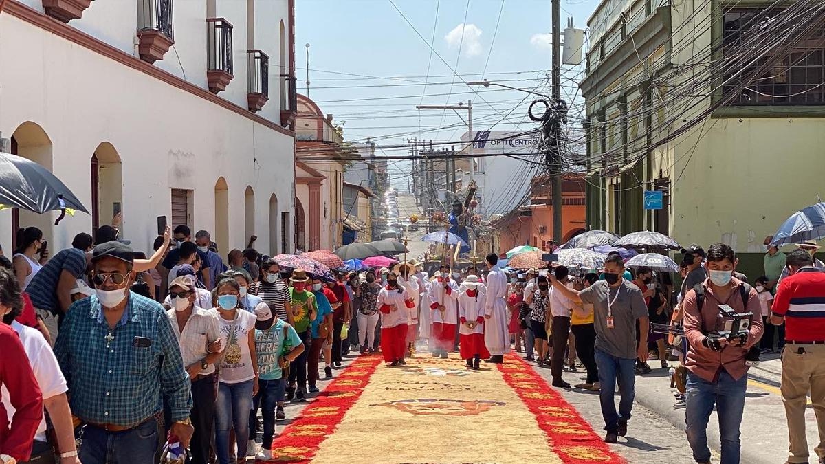 Muchos católicos hondureños siguieron el viacrucis a través de la radio, televisión de la Iglesia católica y sus redes sociales.