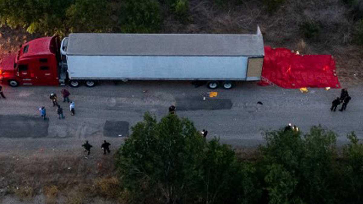 Encuentran otro tráiler con 13 migrantes en Texas, Estados Unidos