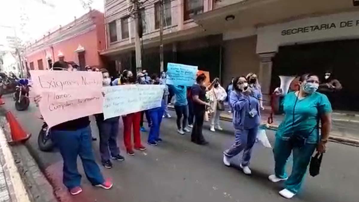 Personal de primera línea del Hospital Escuela exige les otorguen plazas