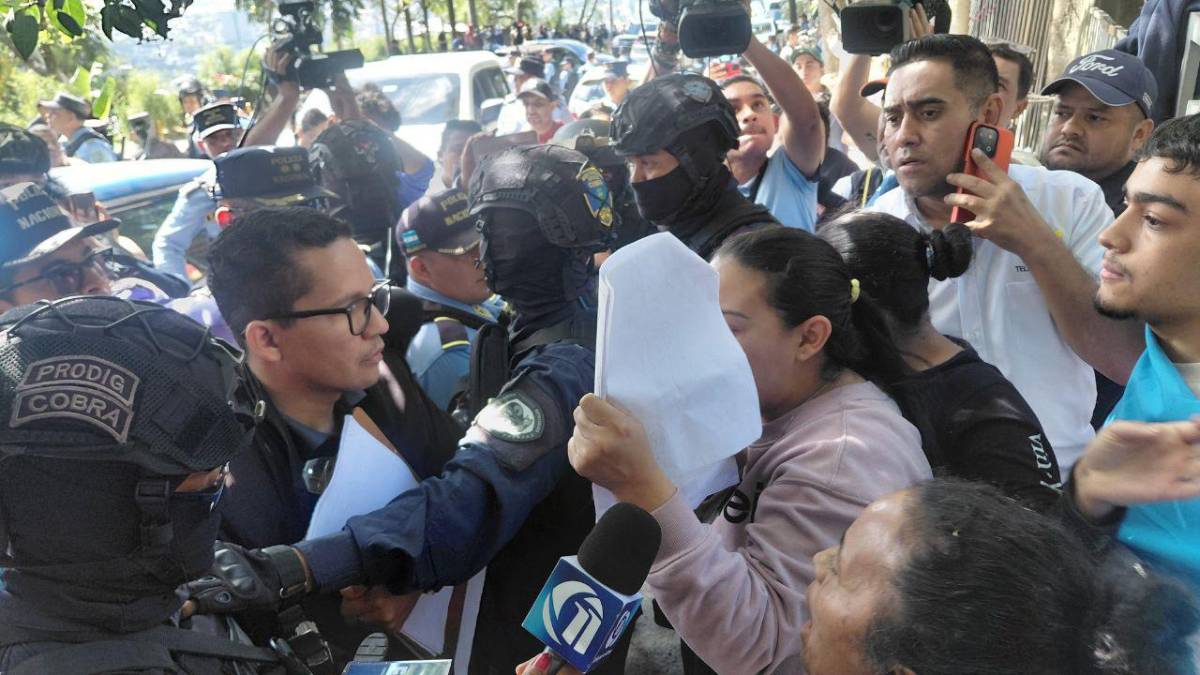 Policías llegan a desalojar a familias en La Estanzuela