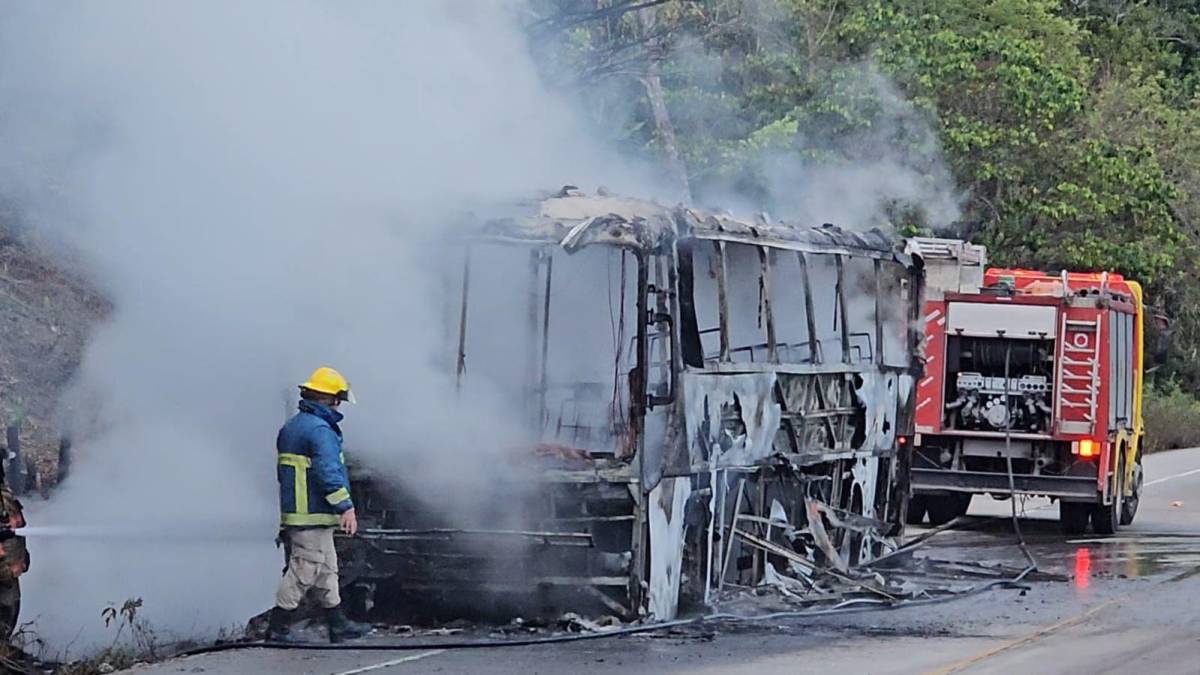 Autobús con 50 migrantes venezolanos se incendia en Copán