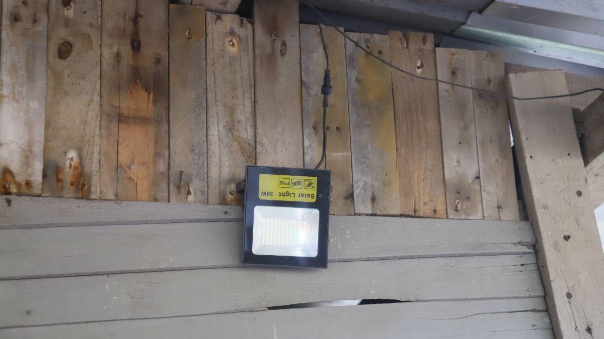 Nos damos aire con pedazos de cartón: Hondureños sin acceso a energía