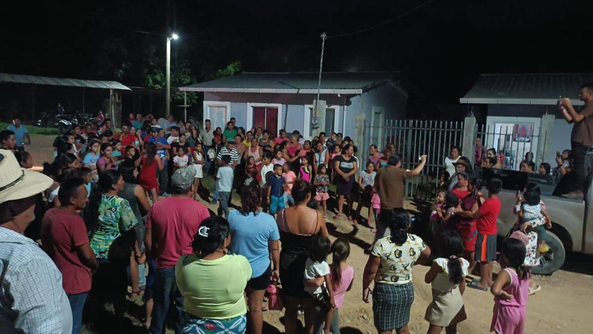 Pobladores de la Reina celebran que ya por fin tienen energía eléctrica
