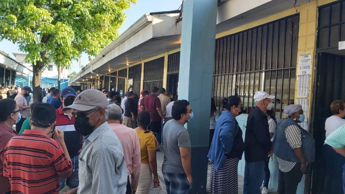 Abarrotados centros de votación en el suroeste de San Pedro Sula