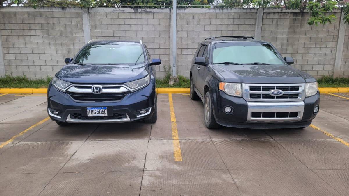 Dos vehículos decomisados en la investigación. El Honda CRV era propiedad de Suárez y robado, supuestamente, por los detenidos.