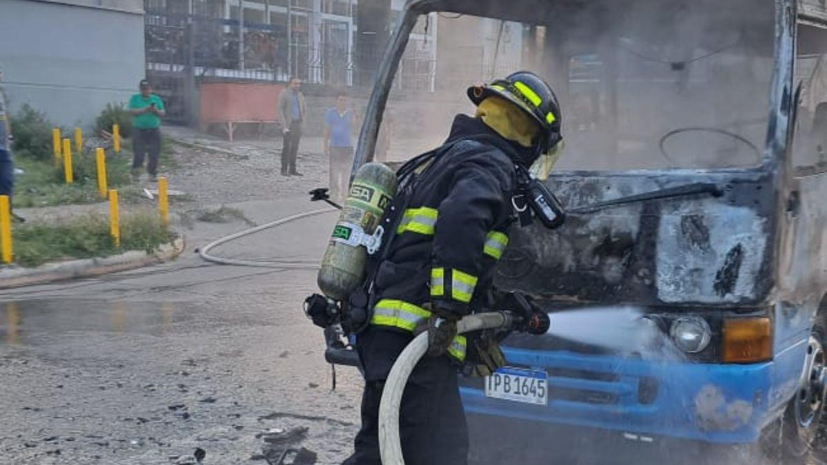 Luego de lo ocurrido, transportistas realizaron una protesta en el puente de la colonia Suyapa para solidarizarse con el propietario y empleados del “rapidito” incendiado, en tanto, atribuyeron el hecho a las maras y pandillas que cobran extorsión en la capital hondureña.