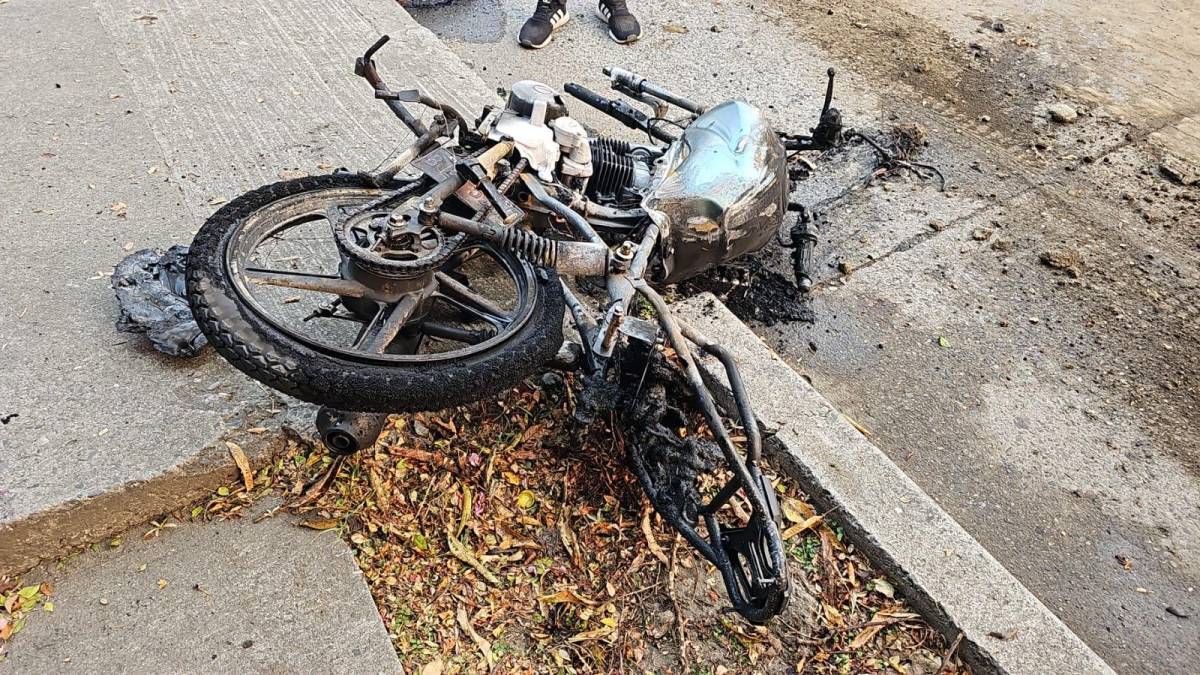 La motocicleta, en la que se conducía el ahora occiso, fue arrastrada varias cuadras por el pesado camión.