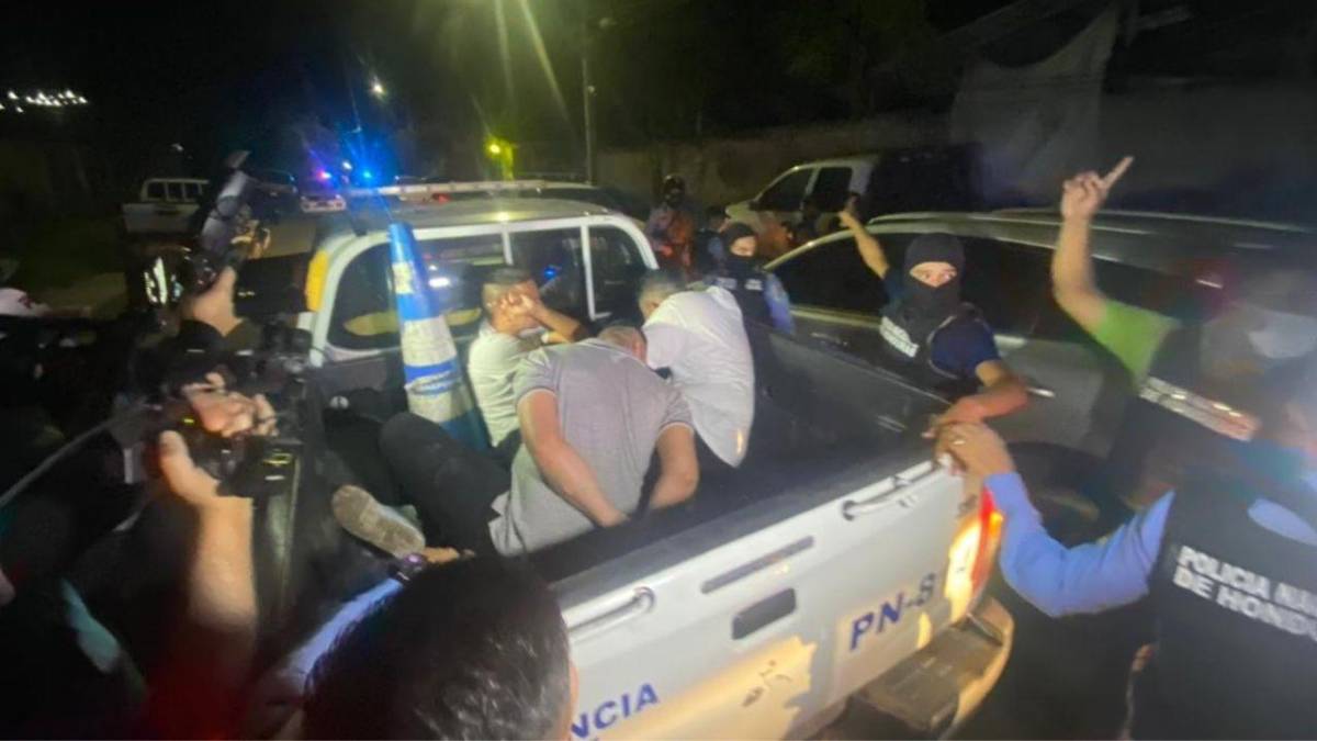 Armas, radios y dinero de extorsión: lo que decomisaron a alias “Casper” en SPS