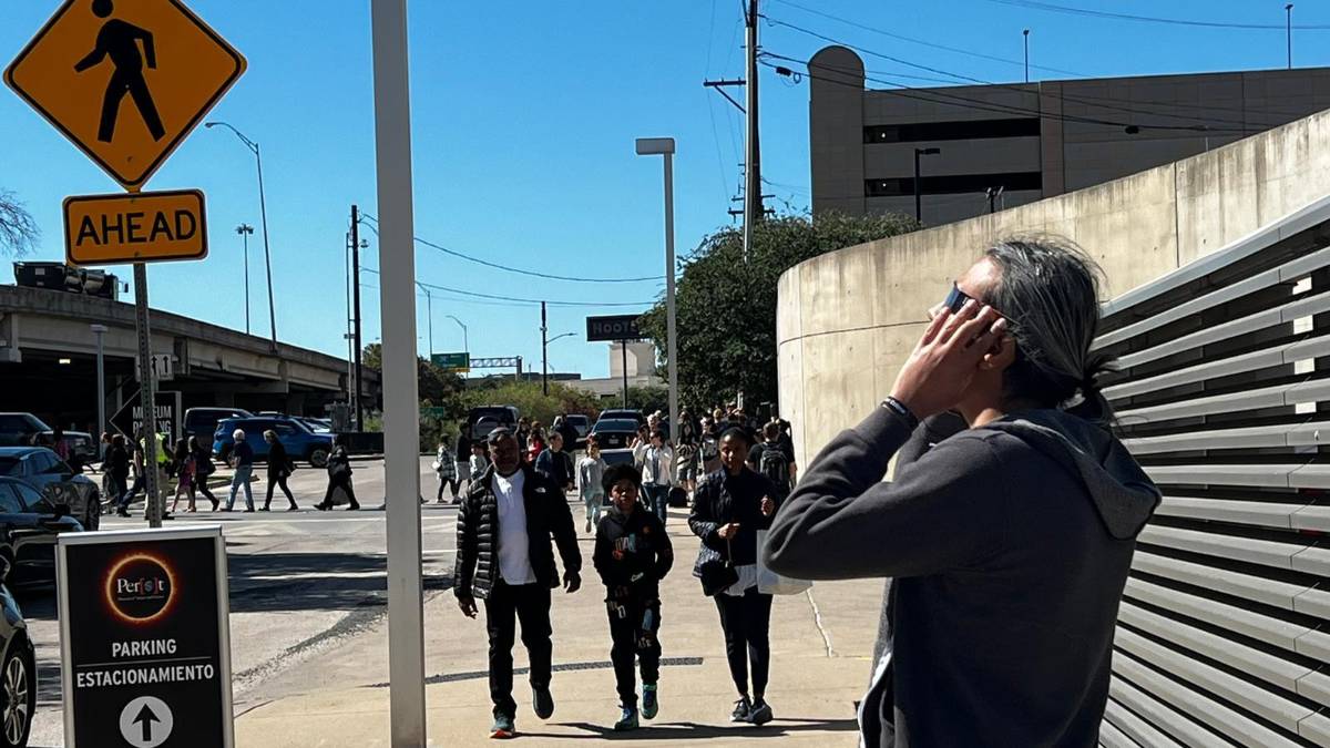 Un hombre observa el eclipse solar anular en Dallas, Texas.