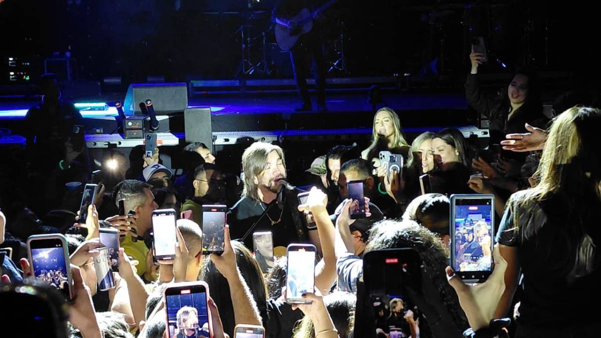 Juanes enamora en Tegucigalpa con su estilo romántico