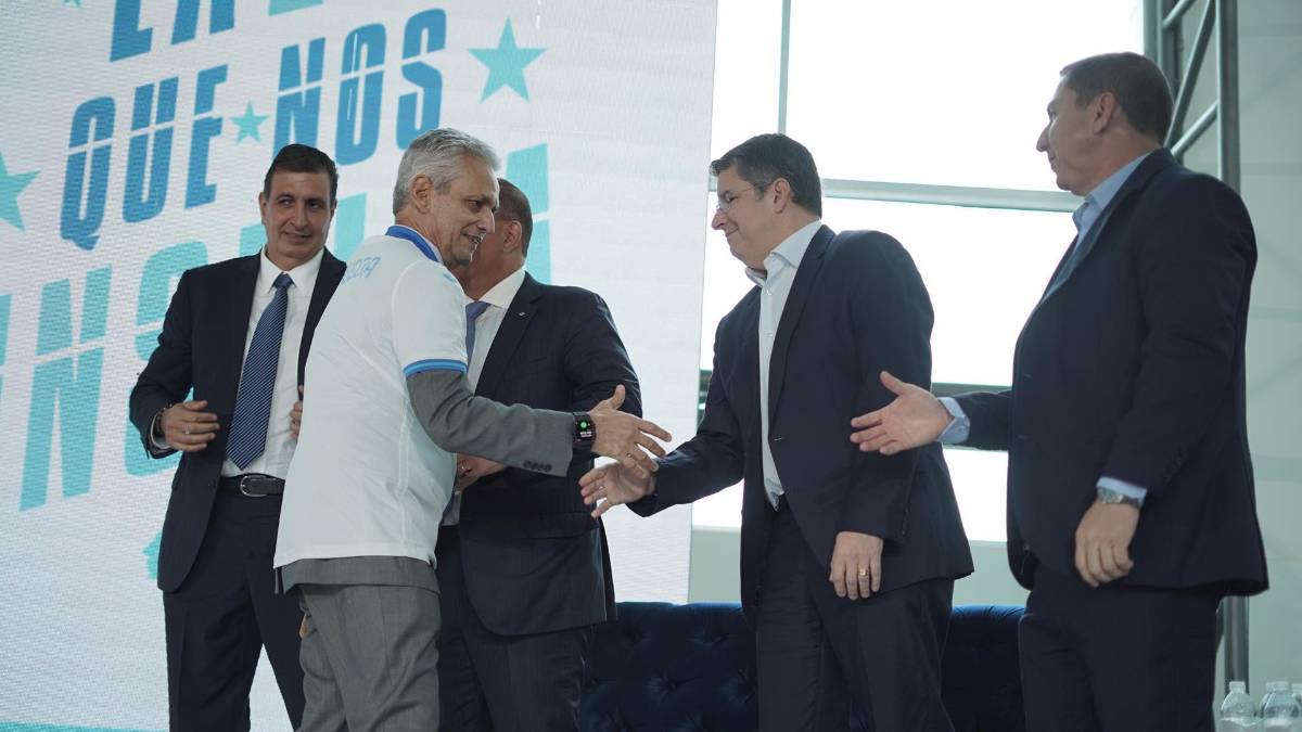 Reinaldo Rueda con la camiseta de la selección en el momento que saludaba a miembros de la Comisión de Selecciones.