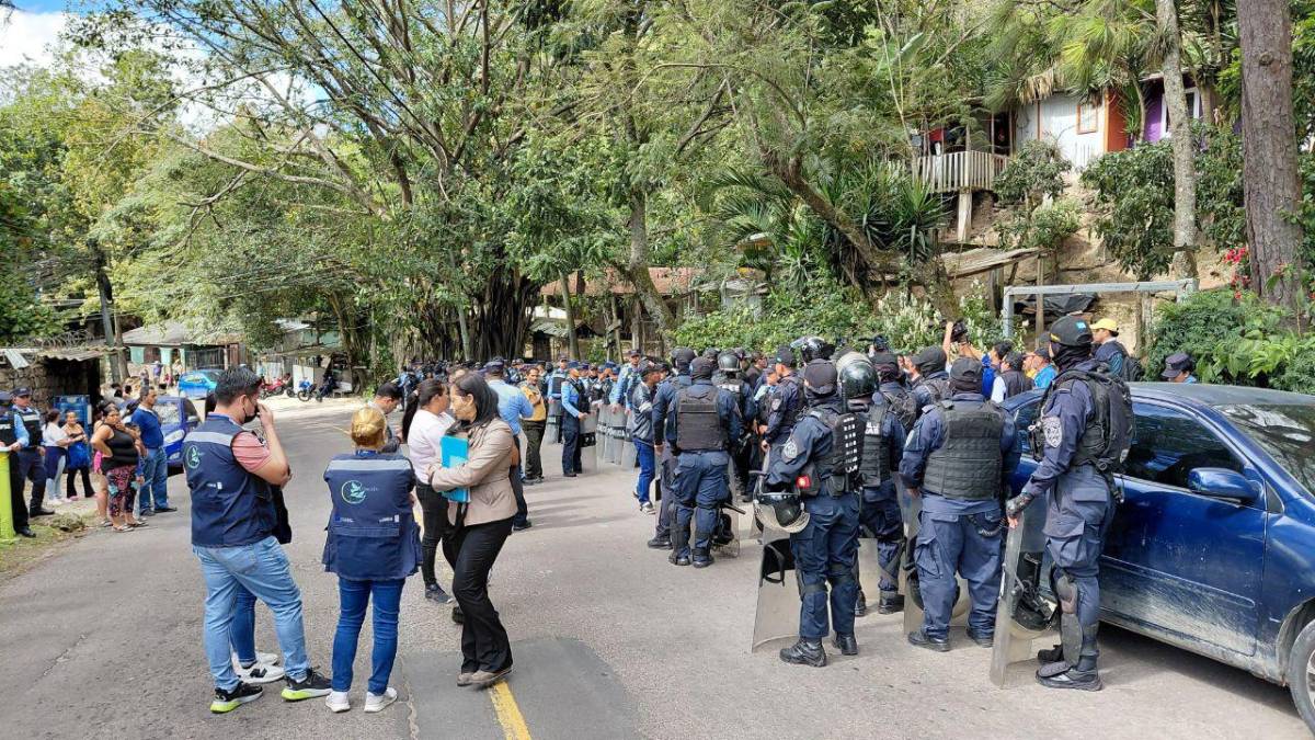 Policías llegan a desalojar a familias en La Estanzuela