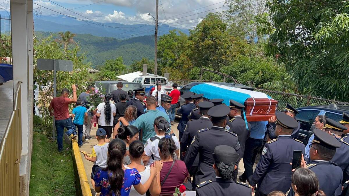 Multitud despide al héroe policial Kevin Pérez en Santa Bárbara