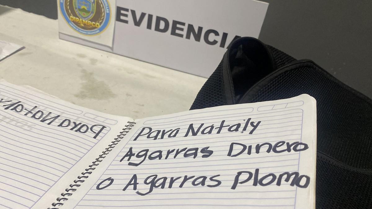 Uno de los hallazgos más llamativos es que en una de las páginas estaba escrito el mensaje “Para Nataly, agarrás dinero o agarrás plomo”. Se trataría de una nota extorsiva que la pareja tenía pendiente entregar.