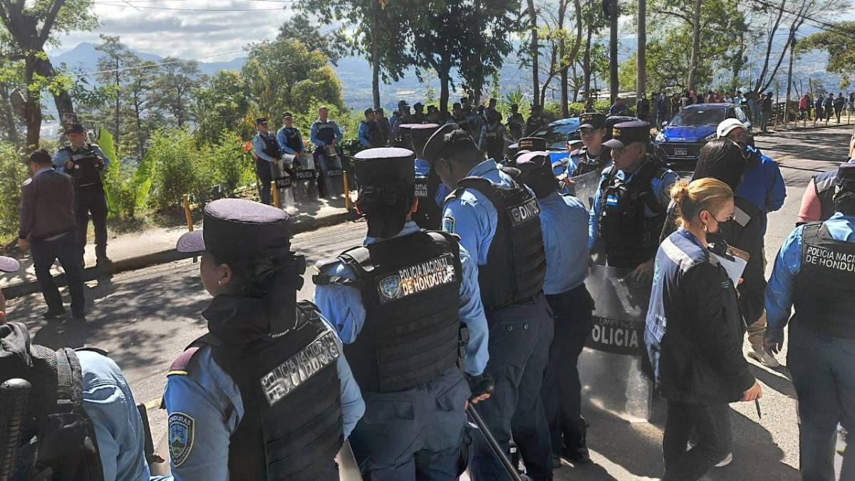 Policías llegan a desalojar a familias en La Estanzuela