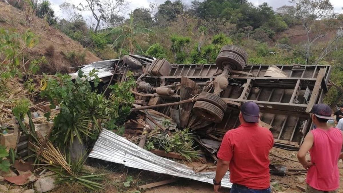 Camión repartidor se precipita en hondonada y aplasta casa de abuelita en Lempira