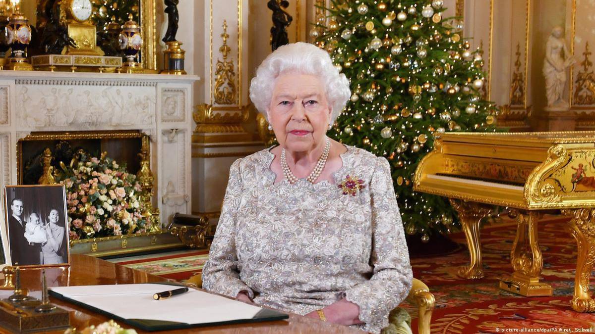 Era conocido asimismo su tradicional mensaje de Navidad, televisado durante 64 años, que en gran parte escribía ella misma. Su día a día era una rutina de estudio de los expedientes gubernamentales -transmitidos en las famosas cajas rojas-, entrega de recompensas, recepciones e inauguraciones de todo tipo.