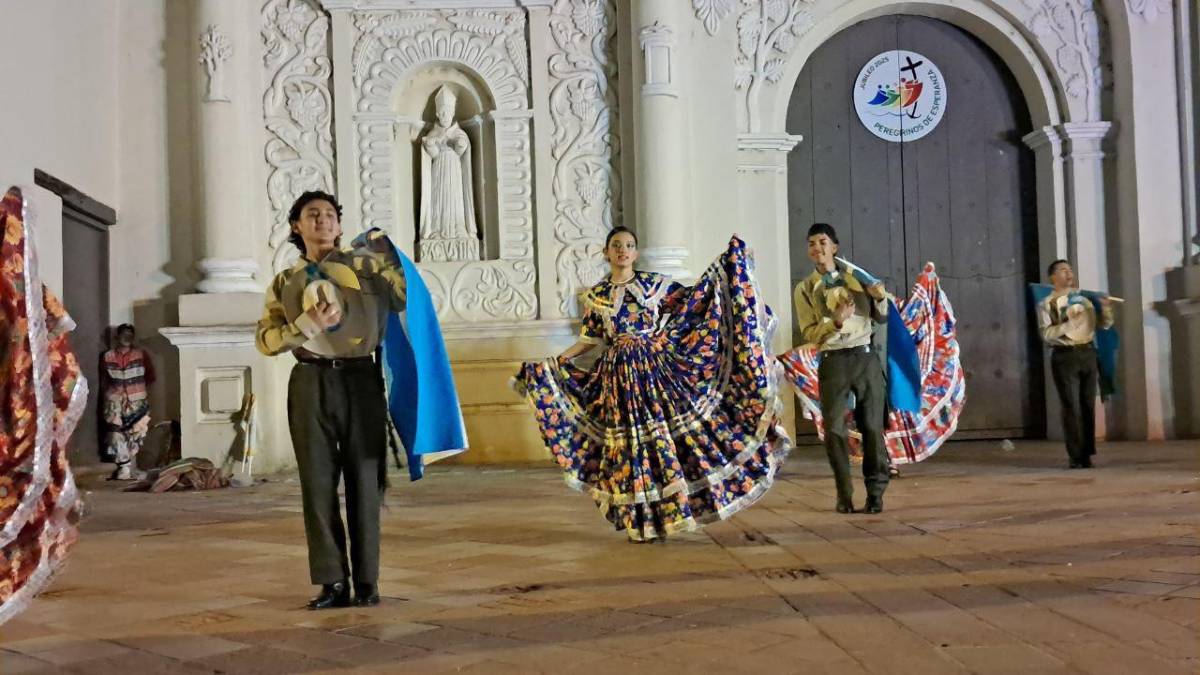 Con danzas, globos y fuegos artificiales, así recibió Comayagua el 2026