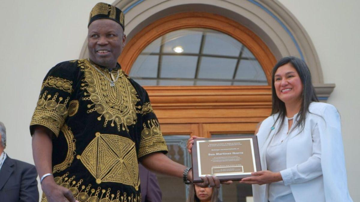 Príncipe reconoce a hondureña como embajadora de paz