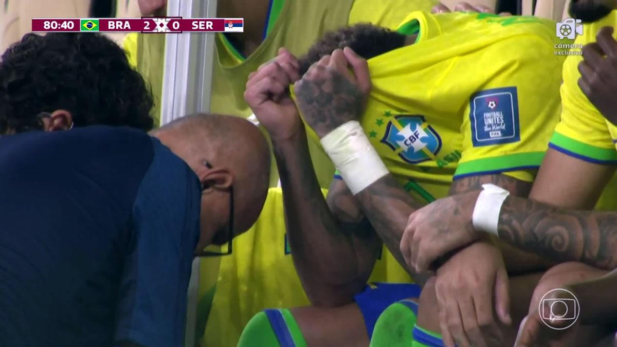 La imagen de Neymar que preocupa a todo Brasil. El jugador terminó llorando tras salir del campo.