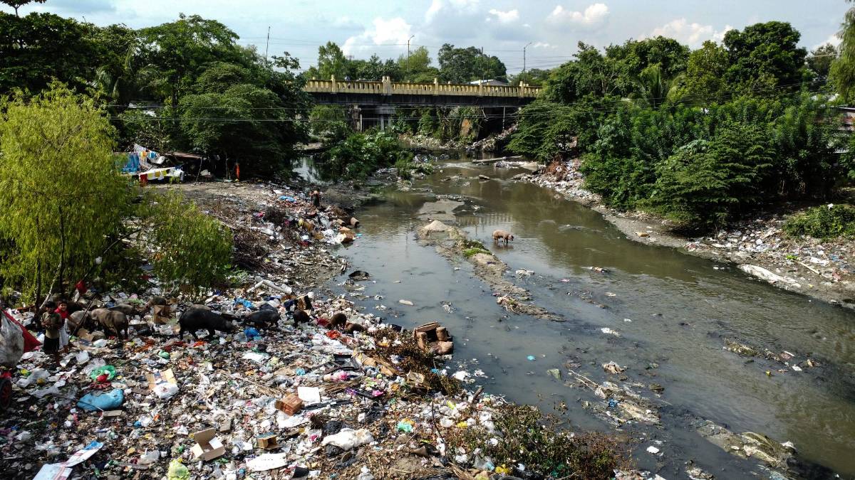 Vista de basura en el río Bermejo en el puente de la colonia Santa Martha, San Pedro Sula.