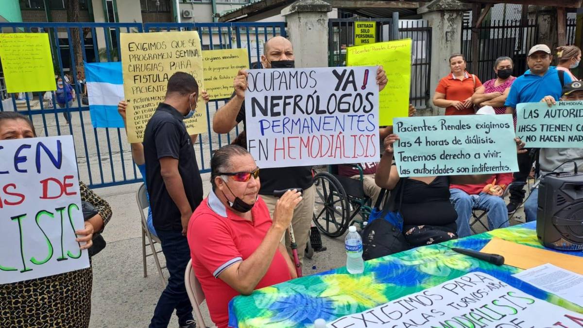 Pacientes renales protestan en IHSS por falta de condiciones en salas