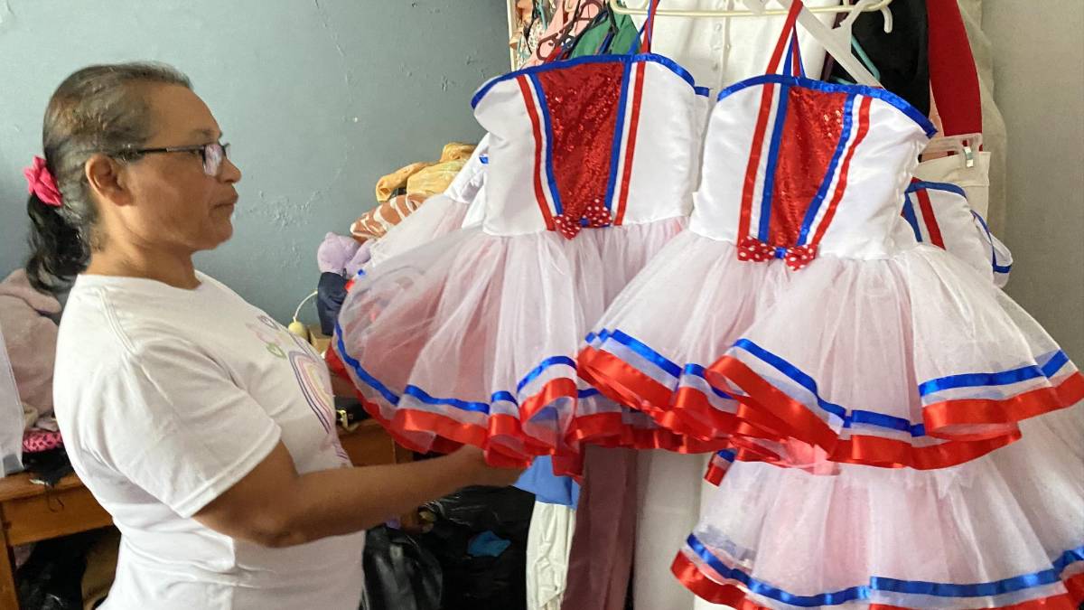 Modista copaneca cumple 25 años vistiendo desfiles patrios