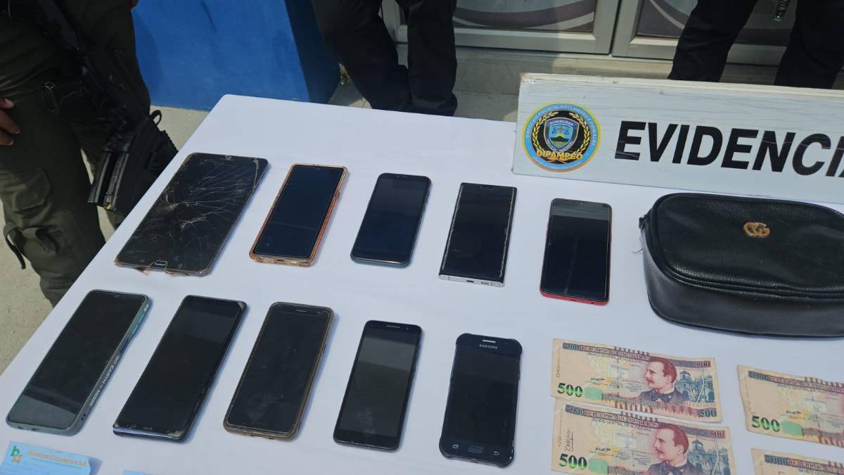 Los teléfonos decomisados a los siete detenidos.