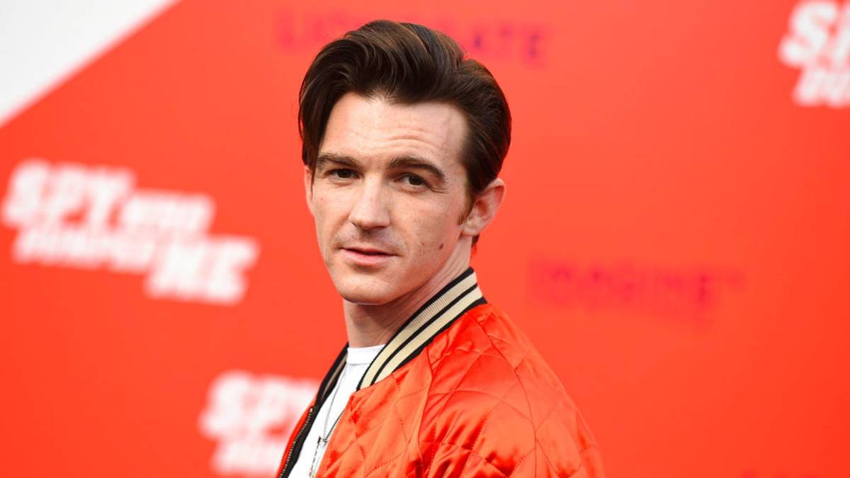 En diciembre del 2005, Drake Bell se vio involucrado en un accidente automovilístico en Los Angeles que le produjo una fractuira del cuello, la mandíbula rota en tres lugares, seis dientes perdidos y severas laceraciones faciales. Luegos de recuperarse, se sometió a una cirugía plástica para revertir los efecto del accidente.