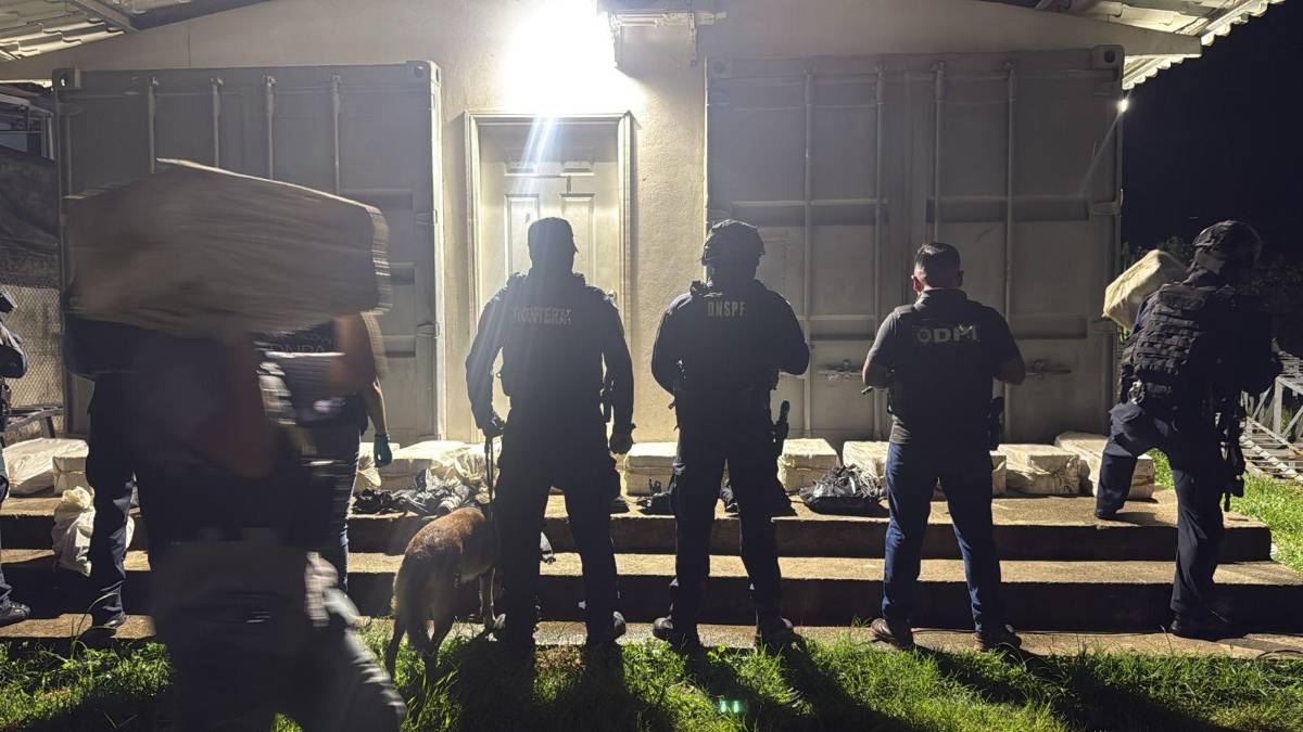 Caen tres hondureños con 56 fardos de cocaína y armas en un contenedor en El Progreso, Yoro