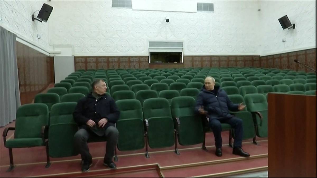 Putin en el reconstruido teatro de Mariúpol junto al minustro ruso Marat Khusnullin.
