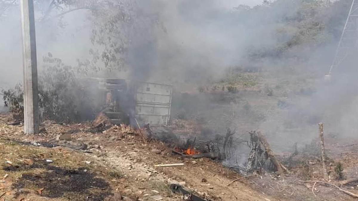 La rastra, después de impactar contras los tres vehículos que estaban en la fila para pagar el peaje, embistió a los automotores y después volcó aparatosamente y se incendió.